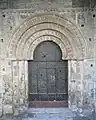 Fronton de la Porte des Morts flanqué des deux bas-reliefs.