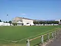 Terrain d'entraînement, jaï-alaï (à gauche) et salle omnisports (à droite) (2012).