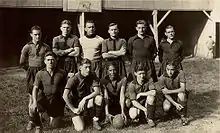 Photo d'époque montrant un groupe de joueurs en tenues de footballeurs.