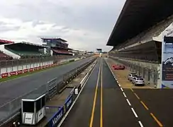 Les stands, la ligne droite et les tribunes du circuit.