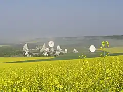 Vue d'ensemble du centre, entouré de champs de colza.
