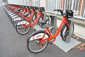 Plusieurs vélos stationnés à une station de vélos en libre-service