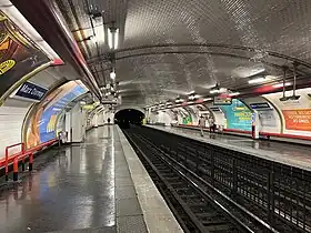 Les quais de la station vus en direction de Mairie d'Aubervilliers.