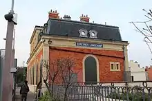 Photographie en couleur d'un bâtiment.