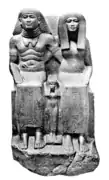 Sennefer, son épouse, leur fille. Granit noir. H. 120&nbsp;cm, v. 1400.Musée du Caire