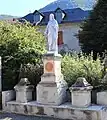 Une statue.