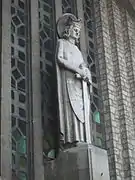 statue de saint Louis au portail de l'entrée.