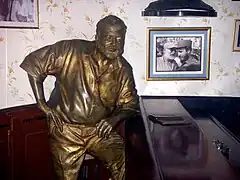 Statue d'Hemingway et photo avec Fidel Castro au bar La Floridita à La Havane.