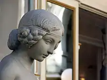 Tête d'une statue blanche.