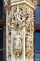 Statues sur un des piliers de la façade.