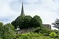 L'église vue de la route départementale 10 (mai&nbsp;2009)