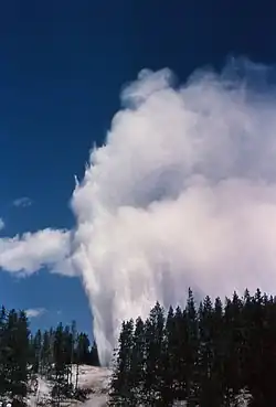 Le Steamboat Geyser en éruption dans les années 1960.
