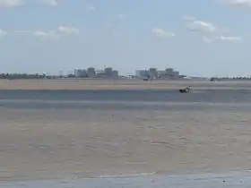 Le Banc de Saint-Estèphe avec en arrière fond la Centrale nucléaire du Blayais