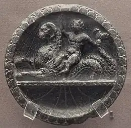 Personnage nu (Persée ?) et Céto. Schiste, 10,7&nbsp;cm. British Museum