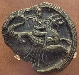 Personnage à chlamyde sur un cheval marin. Stéatite, D. 13&nbsp;cm. British Museum