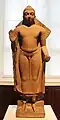 Bouddha debout, en posture de protection, abhayamudra et de don, varadamudra. Daté du milieu du Ve&nbsp;siècle, Sarnath. British Museum.