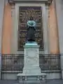 Statue d'Olaus Petri devant l'église.