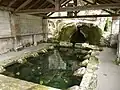 La fontaine dans la falaise.
