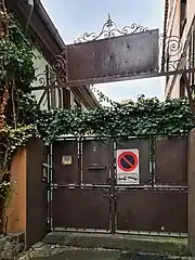 Le no&nbsp;2, fermé par un portail.