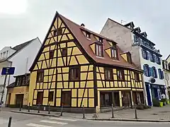 Le no&nbsp;2a à l'angle de la rue des Poules.