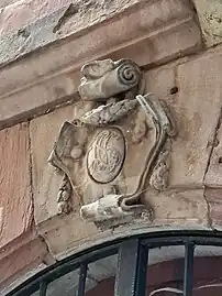 Cartouche sculpté.