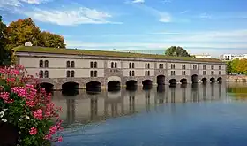 Le barrage vu depuis la place du Quartier-Blanc.