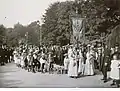 Le cortège formé avec en tête la bannière de la confrérie des jardiniers de Saint Fiacre.