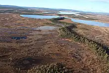 Photo couleur aérienne d'une plaine avec des lacs.