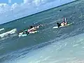 Surfeuses à la plage de Gros Sable.
