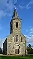 L'église : façade avec portail du XIIe&nbsp;siècle.