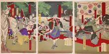 Gravure en couleur représentant un officier samouraï en tenue traditionnelle et sa suite faisant face, l'air sévère, à deux officiers assis sur un tapis rouge qui semblent se dire quelque chose à voix basse. En arrière-plan, une baie où mouillent trois voiliers éclairée par une demi-lune.