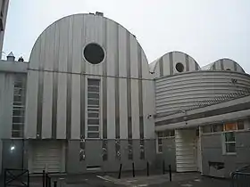 Vue extérieure de la synagogue.