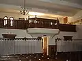 Intérieur de la synagogue ashkénaze. Vue sur la galerie des femmes.