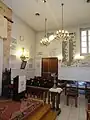 Vue du côté droit avec une partie des plaques commémoratives.
