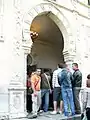 Gros plan sur l'entrée et une partie du vestibule.