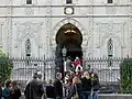 Vue sur l'entrée principale et abords.