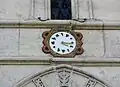 Gros plan de l'horloge d'entrée, avec des chiffres hébreux.