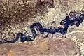 Exemple d'évolution d'une rivière avec méandrages anciens, coupure de méandre et ancienne plaine d'inondation.