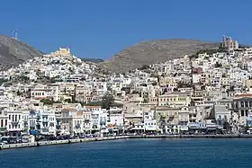 Áno Sýros (colline de gauche) et Ermoúpoli.