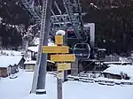 Gare aval au centre de Francoz, avec un panneau indicateur de plusieurs randonnées orellinches, dont une à destination du lac de Bissorte.