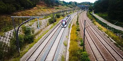 La ligne longe sur tout son parcours la ligne de la grande ceinture de Paris ; ici, au milieu du parc Georges-Valbon.