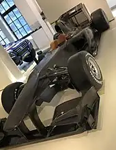 Photo d'une monoplace noire exposée dans un musée