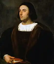 Portrait de trois-quarts d'un homme d'environ trente ans aux cheveux bruns mi-longs, portant un manteau de fourrure sombre sur un pourpoint noir et une chemise blanche ; il tient un livre dans la main droite.