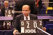 Arbitre utilisant un marqueur.