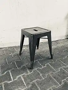 Tabouret métallique par Xavier Pouchard pour Tolix, France, 1945.
