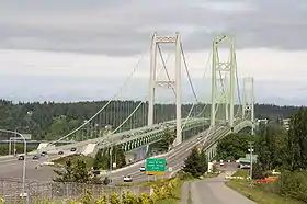 Les ponts de 1950 (à droite) et de 2007 (à gauche).