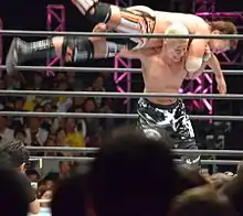 Catcheur portant un autre sur ses épaules.