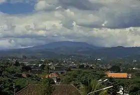 Vue du Tangkuban Parahu depuis Bandung.