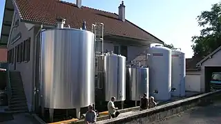 Réservoirs réfrigérés de stockage des laits collectés et mélangés.