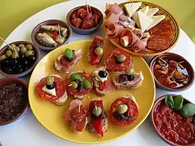 Avec des tapas de la cuisine espagnole.